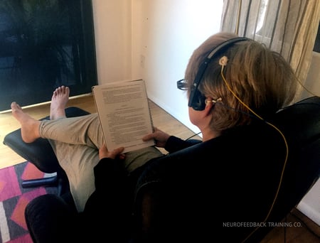 NFT-neuroptimal-neurofeedback-training-while-reading-older-woman