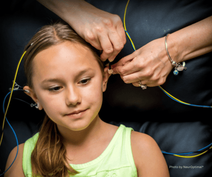 The NeurOptimal Experience applying EEG sensors on the scalp (1)