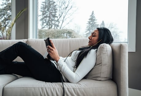 woman-relaxing-during-a-neuroptimal-braintraining-session